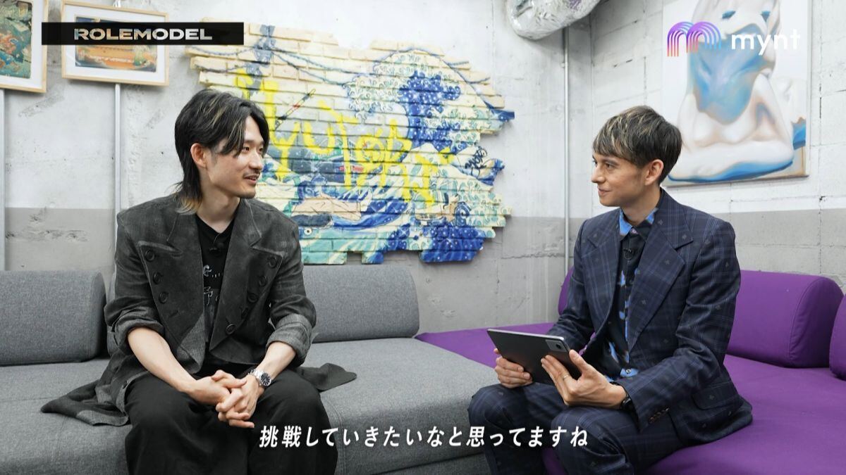 株式会社yutori コーポレート本部長の桐山英夫氏（左）、MCのハリー 杉山氏（右）