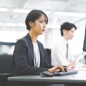 管理職の8割弱が「自社は人手不足」と回答、「無くしたい事務作業」に1日平均2時間　生成AI導入は33.7％