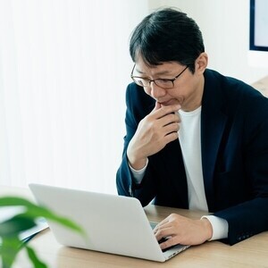 就業者の6人に1人がバックオフィス業務に従事、87.2%が「属人化」を実感