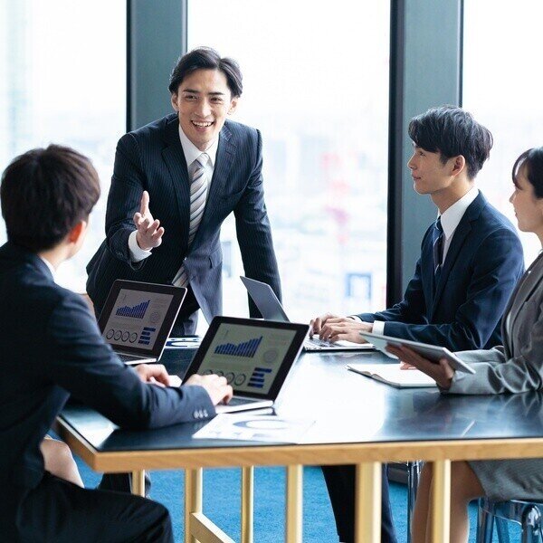 8割超が「優秀な人材はいるのに成果が出ない」。組織課題は「部門間の連携不足」が最多