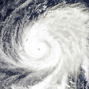 台風接近で不安な被害、最多は「ライフライン停止」45.6%。20～30代は6割超が「警戒していない」