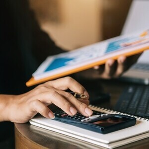経理ミス、管理者と実務担当者で認識差。「半分以上が手作業」は46%対59%