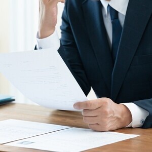人事評価、重要62.2％も満足23.2％。「見えにくい貢献」に課題