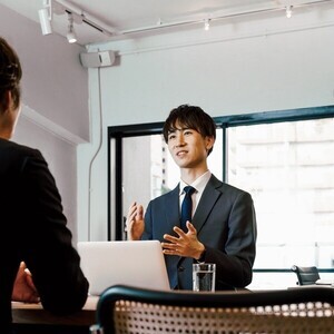73.0%が人事評価に不満を経験、うち69.2％は会社に伝えず