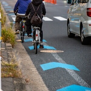 自転車追い越し「安全配慮義務」の認知72.0％、正しい走行位置の回答は36.2％