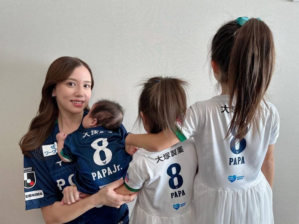 2016年にタレントの丸高愛実さんと結婚。二人の娘と一人の息子をもうける。