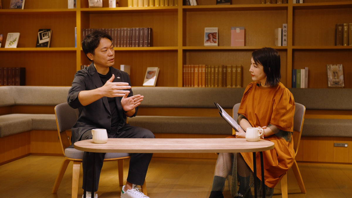 2名が会話している写真。左に東京理科大学 准教授 早野元詞さん、右にForbes JAPAN Web編集長 谷本有香が座っている。