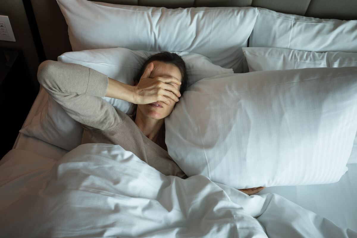 眠る女性