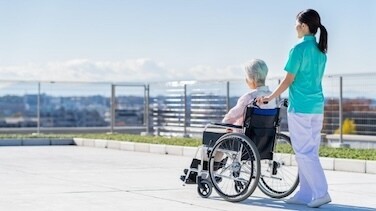 "人を支える仕事"の DX 第1回 第一回　給与が低い、人も足りない、悪循環を断ち切れるか？　2026年介護報酬改定の狙いと課題を紐解く