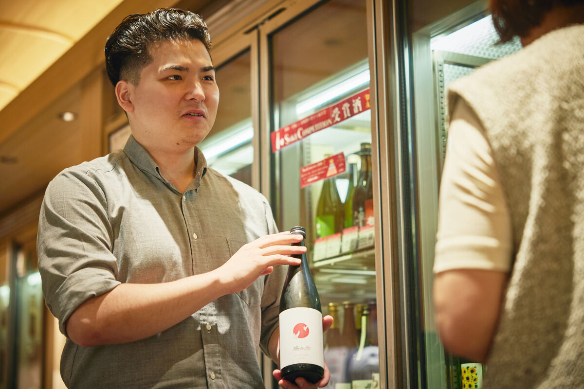 スタッフに聞けば日本酒の特徴を丁寧に説明してくれる