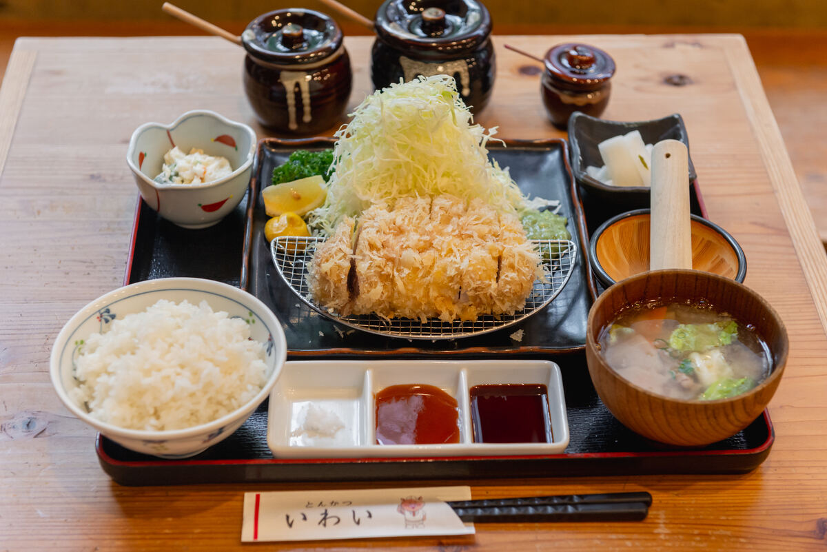 厚切りロースかつ定食3,450円（昼は3,400円）。ご飯の大盛りは無料。ご飯、キャベツ、豚汁のおかわりは＋50円