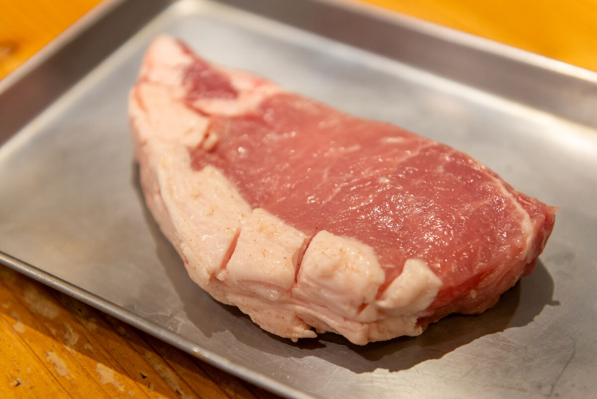 六白黒豚は、その名の通り体の計6箇所に白い斑点がある黒豚の通称。肉質はきめ細やかで旨味たっぷり。脂は甘くさっぱりしてくどくない