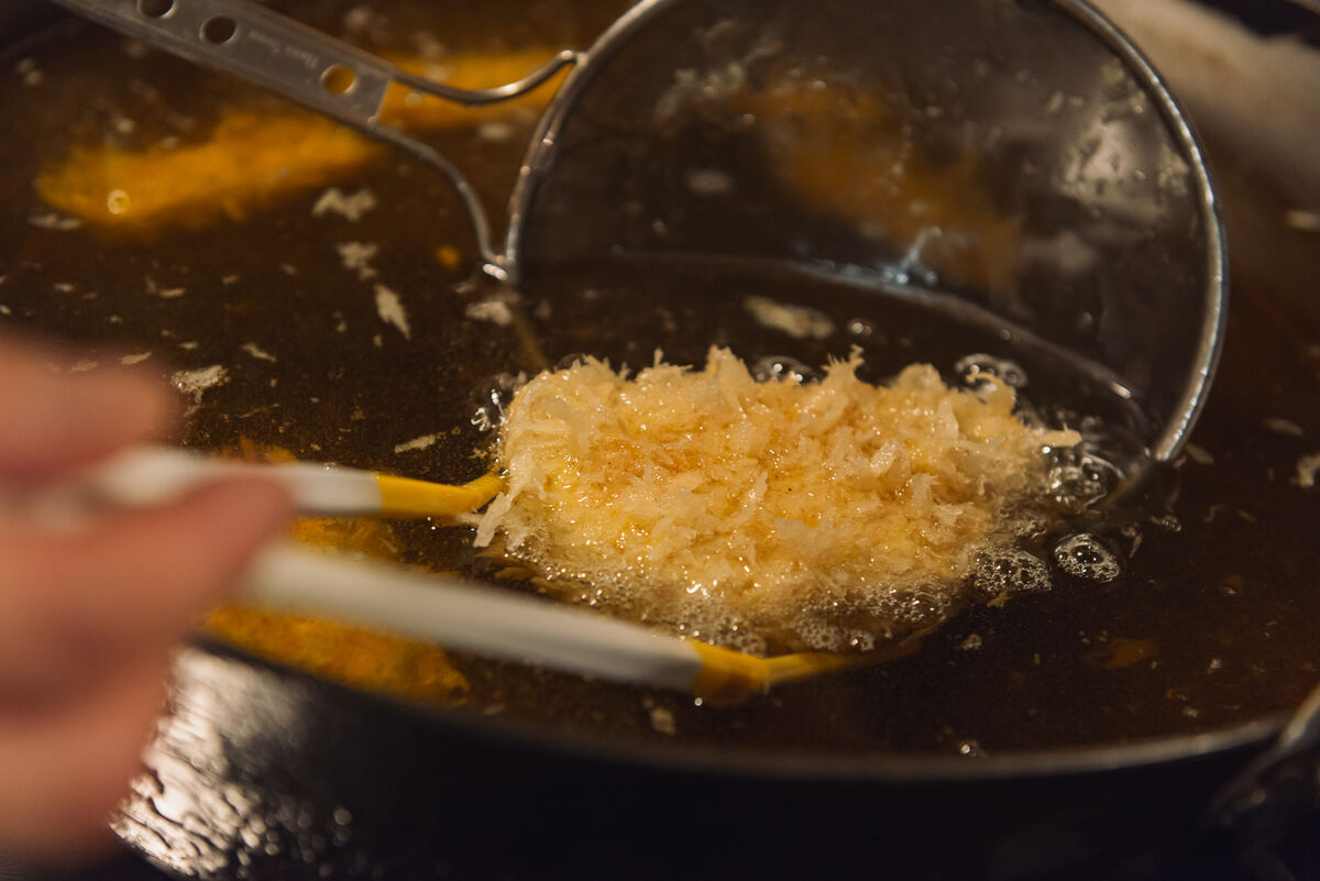 独自のブレンドで作るラードで、低温から静かに丁寧に揚げられる六白黒豚