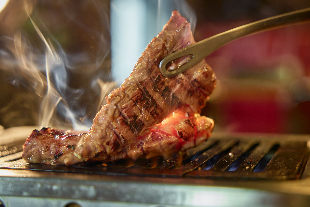 肉を置いたらすぐに何度か持ち上げて、張り付きを防ぐ