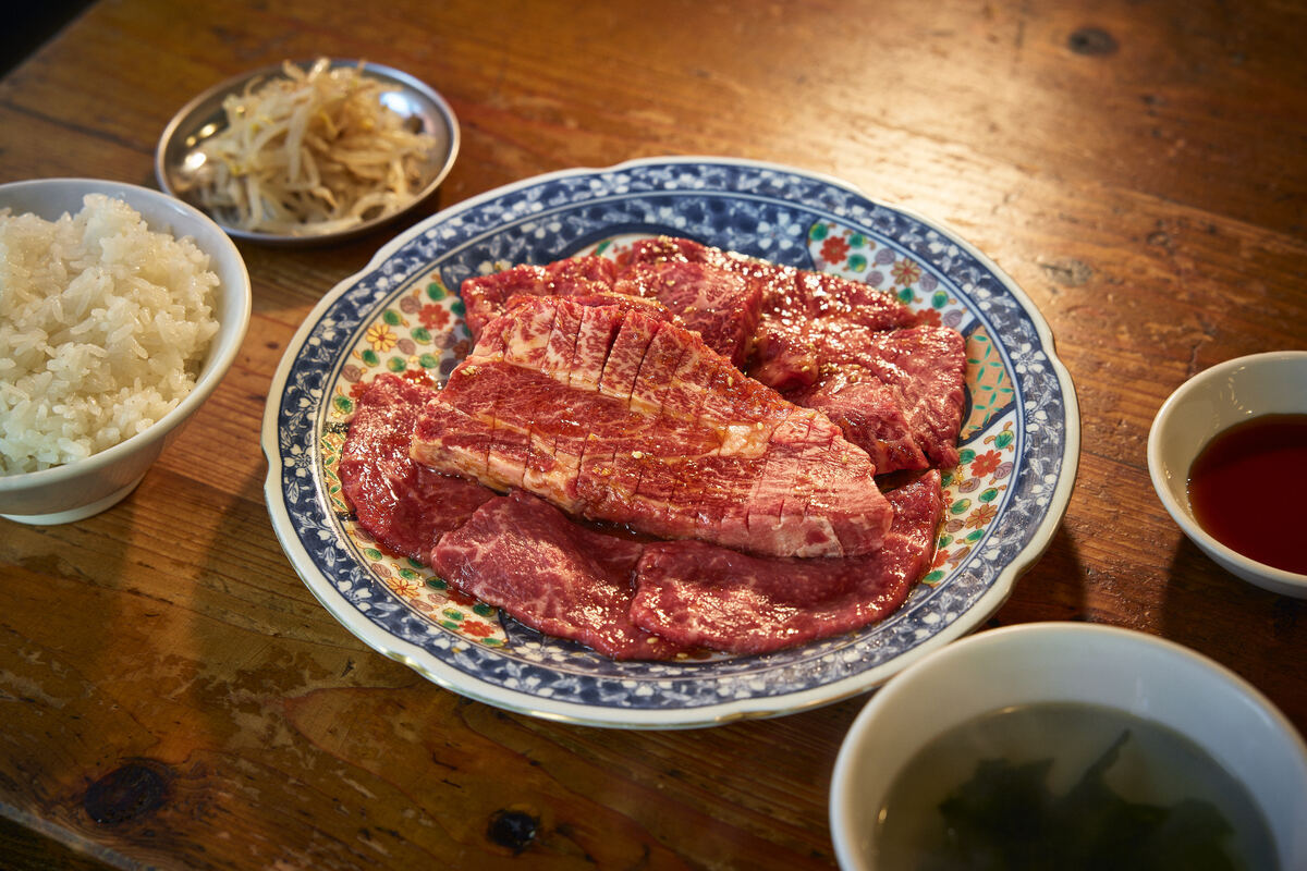 「黒毛和牛焼肉定食」2,980円。もやしナムルとワカメスープ付き