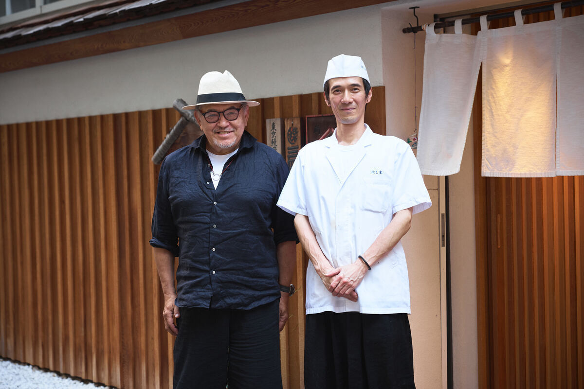 店主・橋本正平さん(右)とマッキー牧元さん(左)