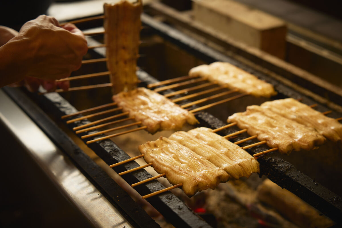 頻繁にひっくり返しながら焼くので、正確な串打ちが欠かせない