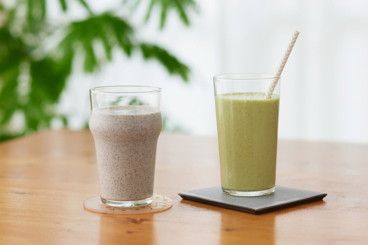 朝食におすすめ！ バナナやほうれん草、黒ごまなどを使った「プロテインスムージー」2選。※後半にレシピの紹介あり。