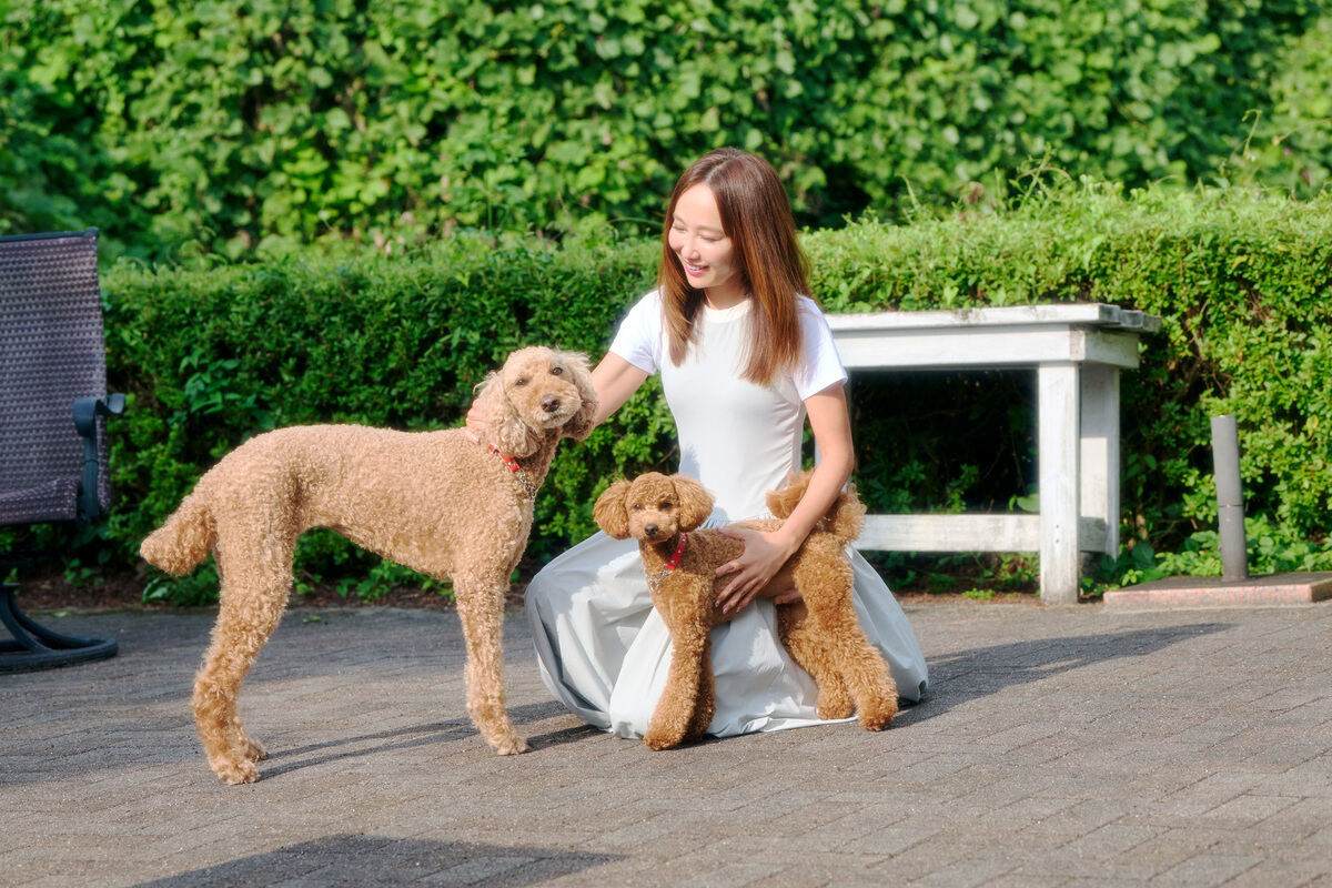  愛犬と富士宮の自然を楽しむ工藤さん。自然と触れ合う時間は、日々の暮らしの一部