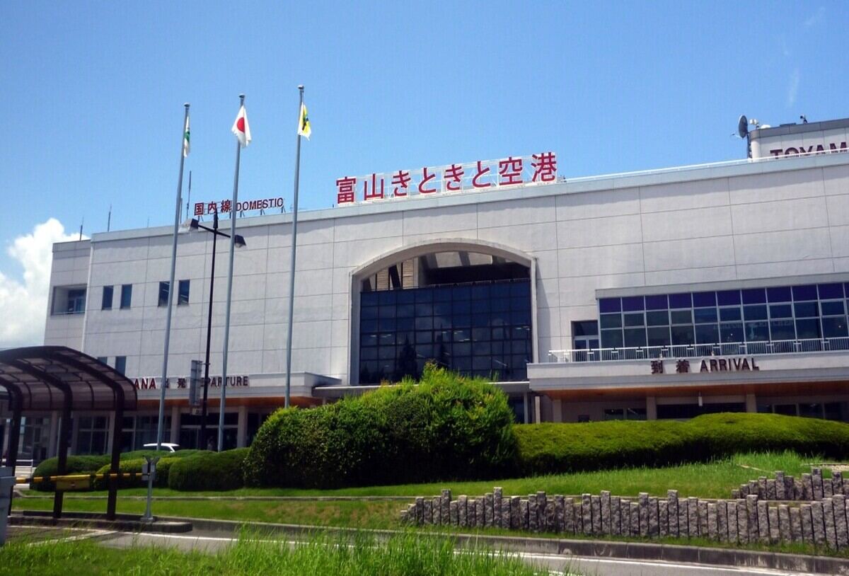 富山空港の愛称が「富山きときと空港」から「富山高山すし空港」へ